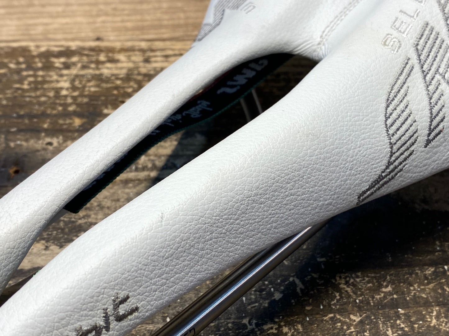 IY385 SELLE SMP コンンポジット COMPOSIT サドル aisi 304 tubeレール 白