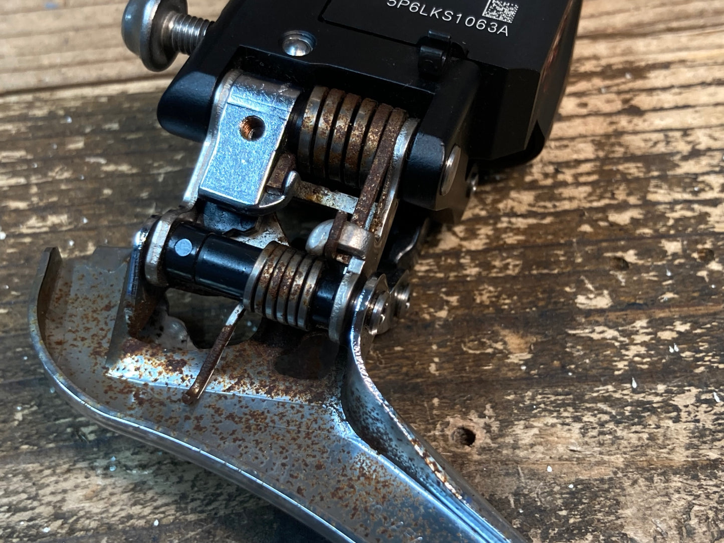 IU931 シマノ SHIMANO アルテグラ ULTEGRA FD-6870 フロントディレイラー 2S 直付け 電動 Di2 錆大