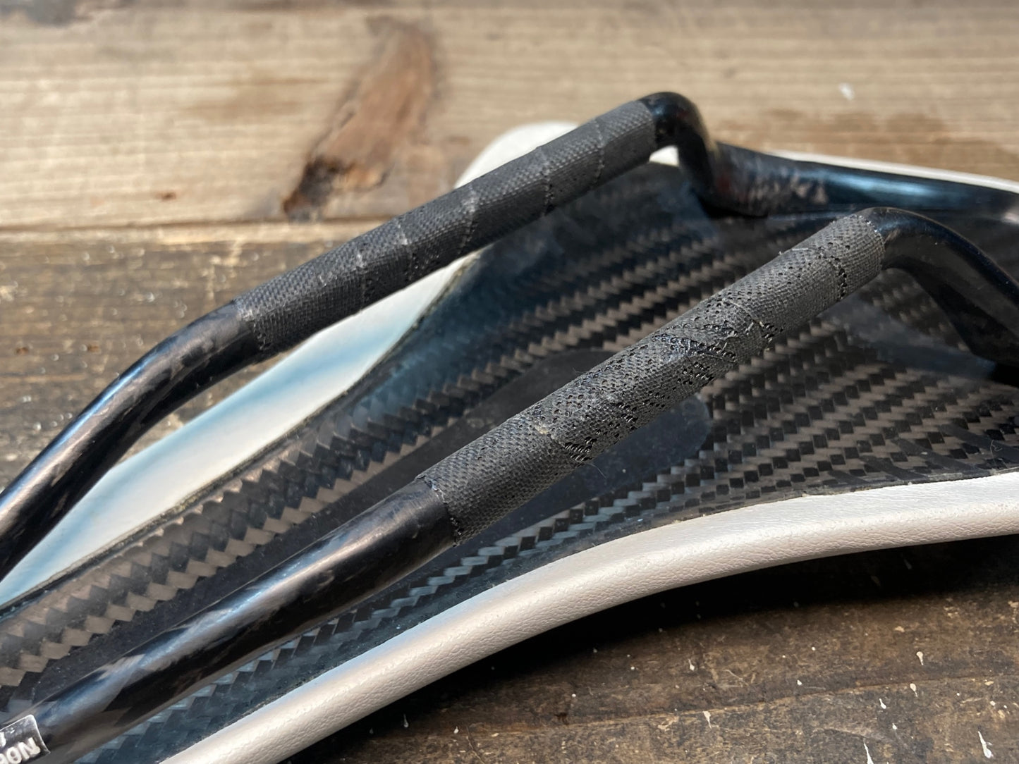 IM401 フィジーク fizik アリオネ Arione 00 サドル 白 MOBIUS カーボンレール 128mm