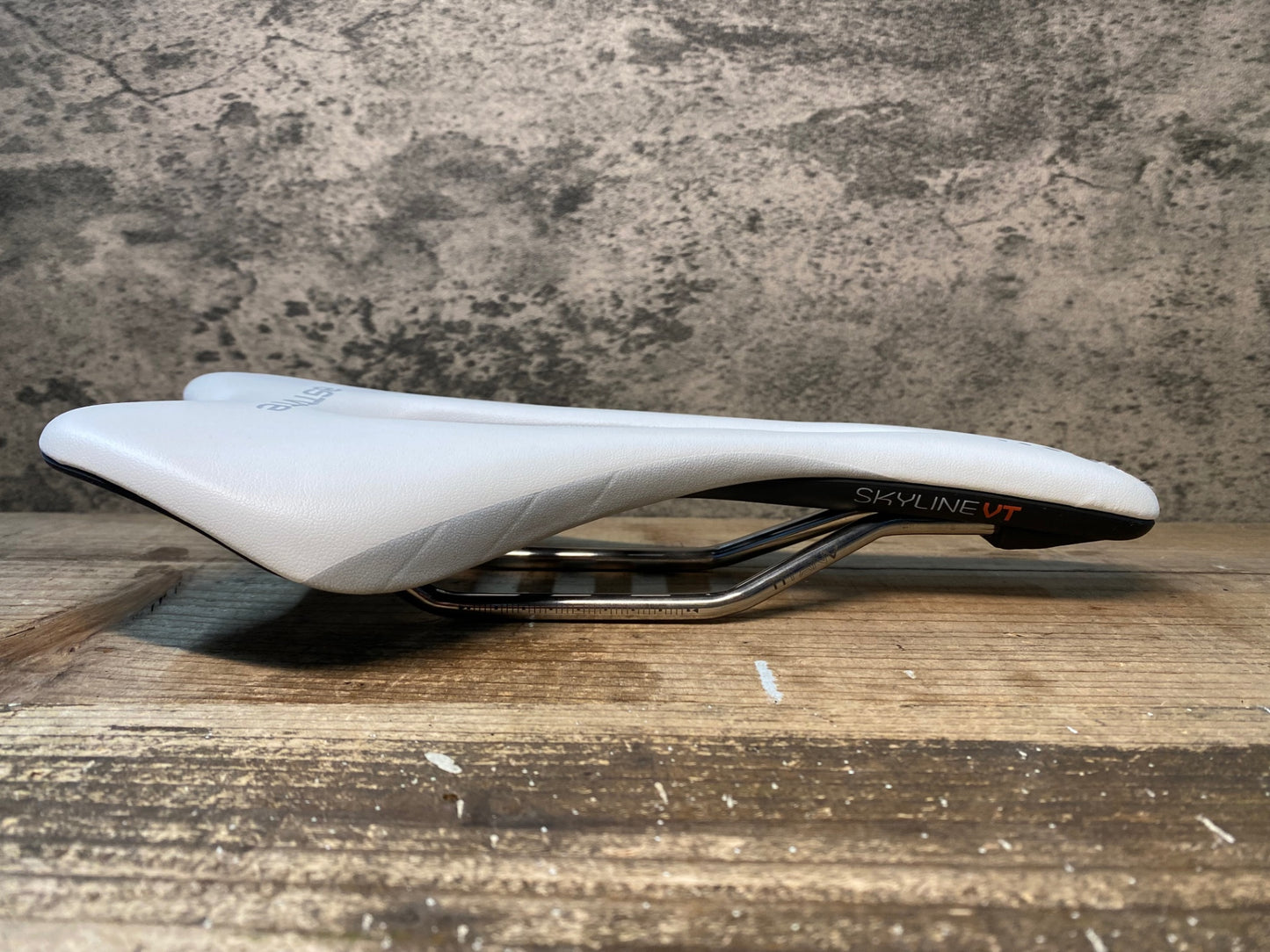 IY757 アスチュート ASTVTE スカイライン SKYLINE VT サドル TITANVレール 白 実測138mm