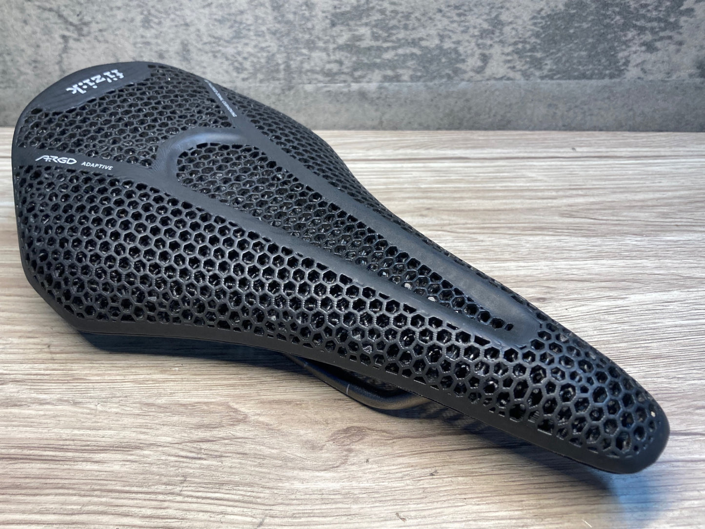 IX025 フィジーク Fizik Vento ARGO Adaptive R3 3D サドル 140mm