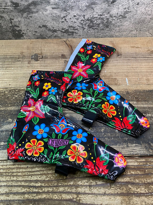 JC854 サイコロジー CYCOLOGI シューズカバー 黒 花柄 M エナメル 裏起毛