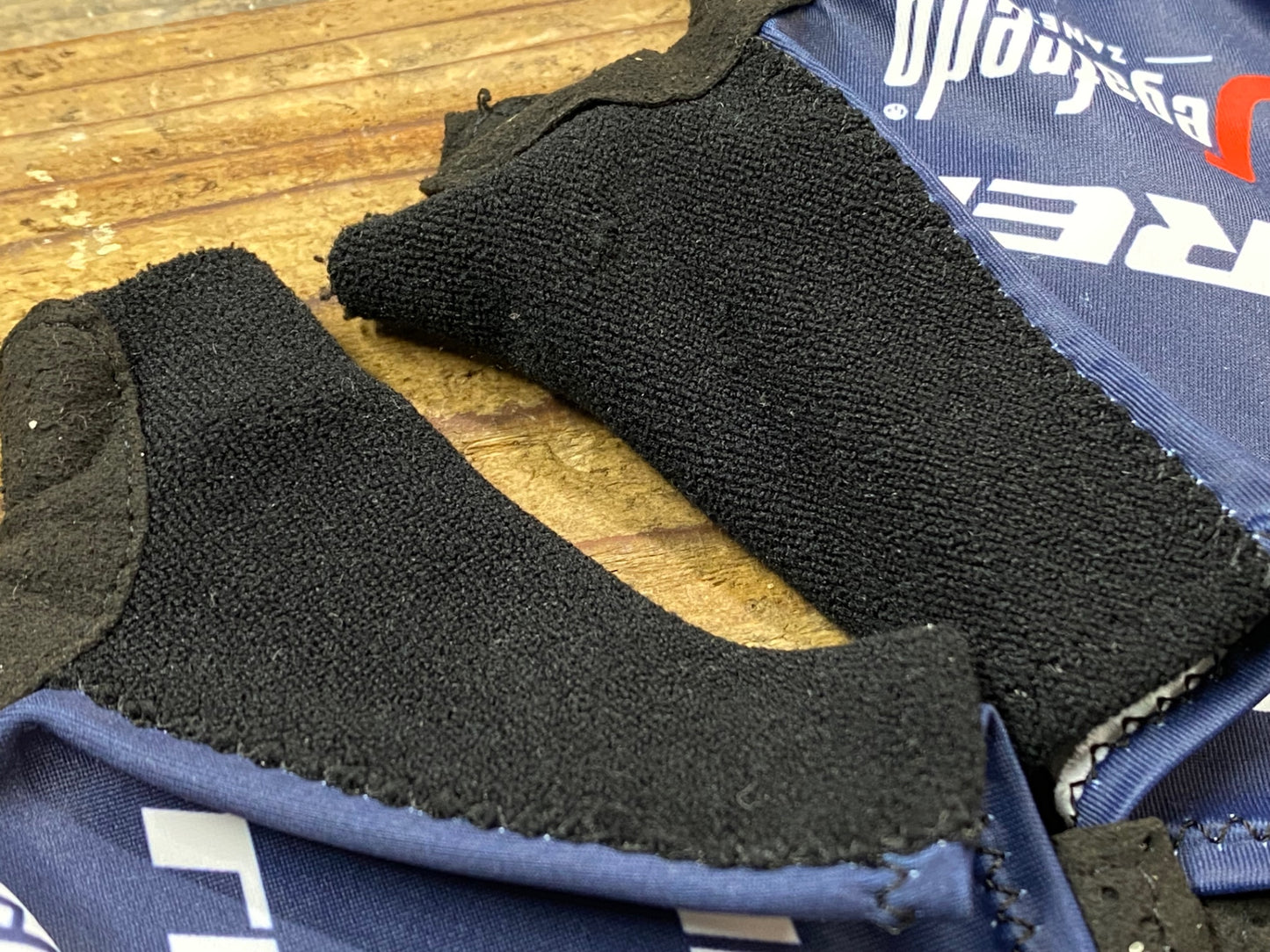 IQ435 サンティーニ Santini グローブ ネイビー S TREK Segafredo