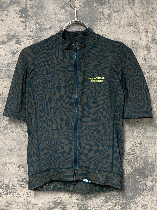 JC437 パスノーマルスタジオ Pas Normal Studios | Men's Essential Jersey 半袖 サイクルジャージ オリーブグリーン S