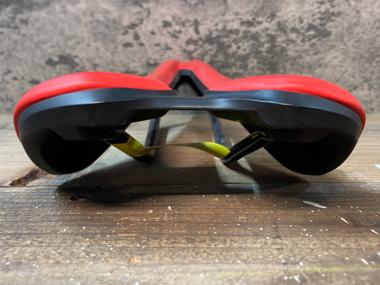 IN835 スペシャライズド SPECIALIZED ROMIN EVO カーボンレール サドル 143mm 赤