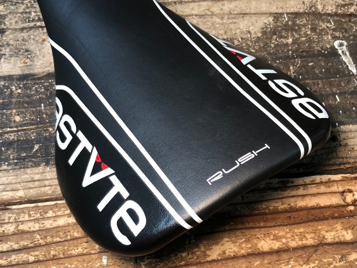 IU261 アスチュート ASTUTE RUSH SR サドル 黒 TITANV レール