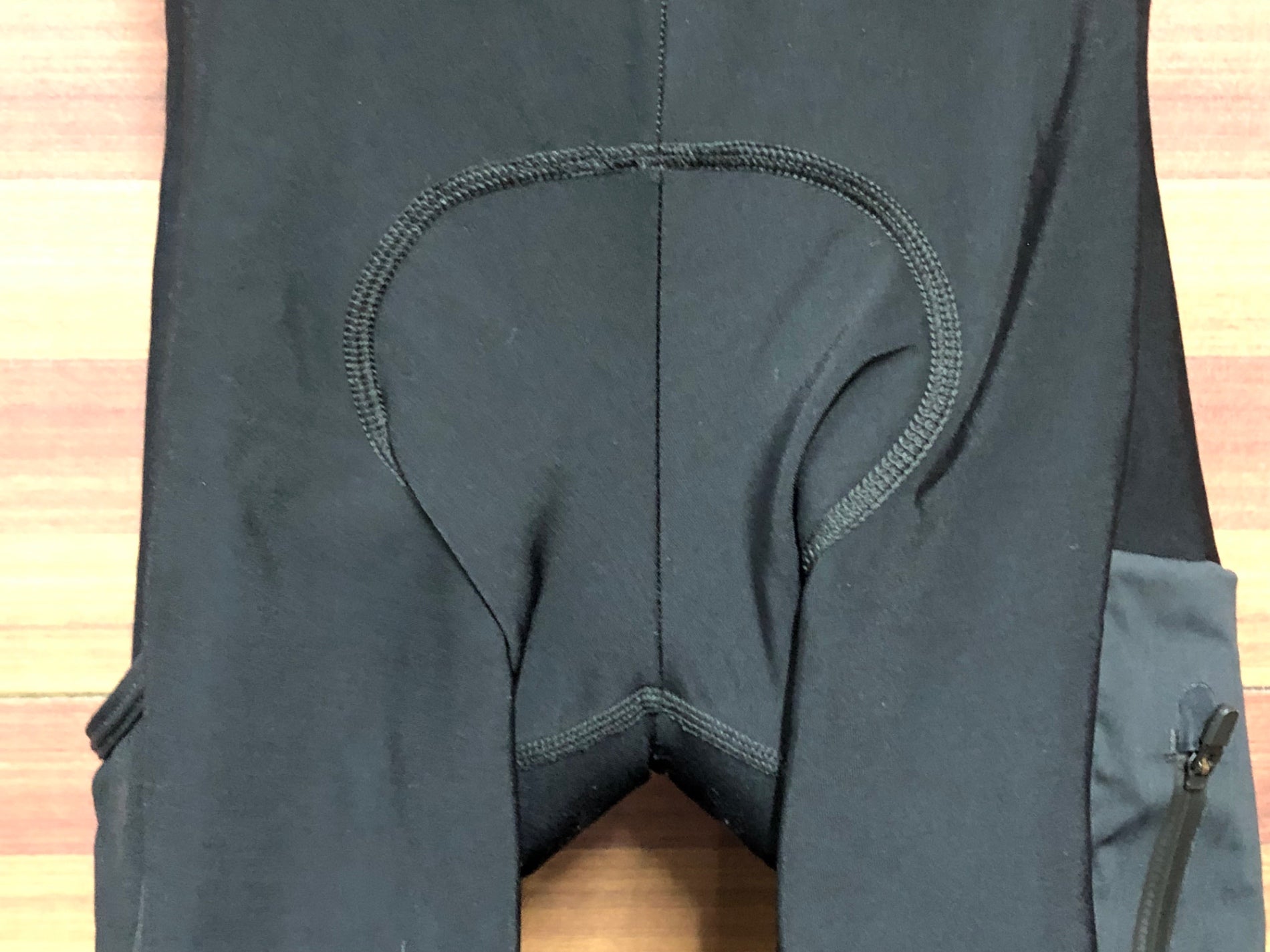Rapha エクスプロアシリーズ 太腿と背中部分にポケットを設けた