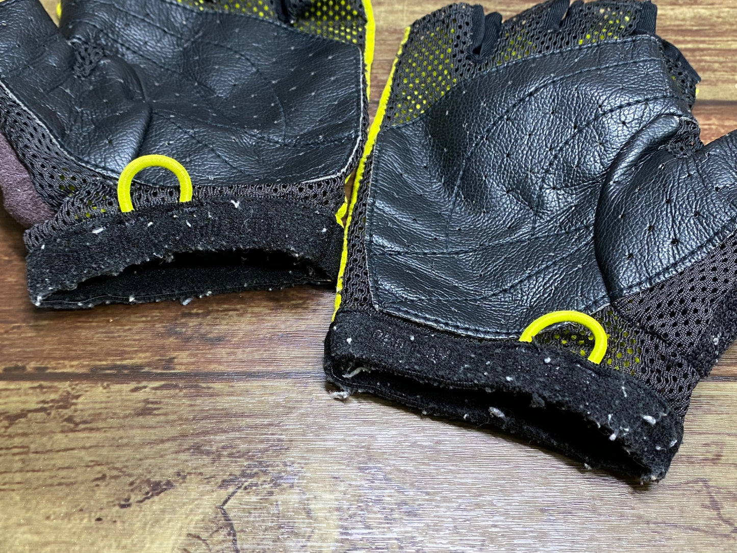 IO702 ラファ Rapha 指切り グローブ 黒 黄 ※サイズ不明、毛玉