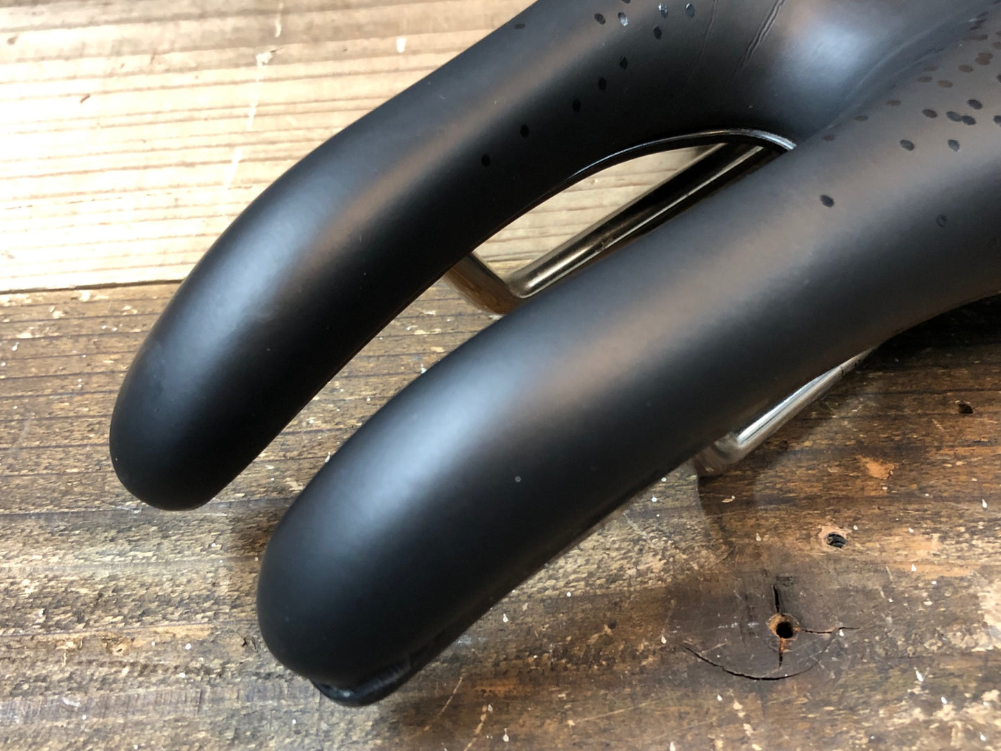 IT467 ism Pn4.0 30 サドル 黒 ステンレスレール