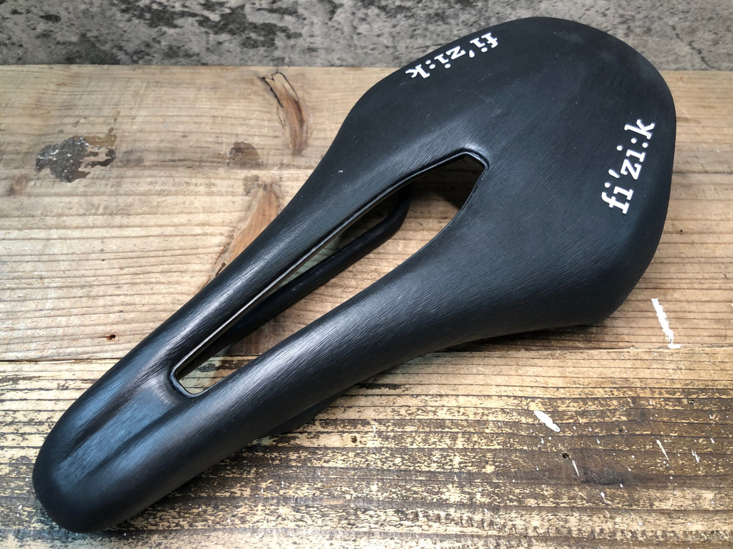 JB741 フィジーク fizik ヴェント Vento ARGO 00 Mobius カーボンレール サドル 黒 140mm