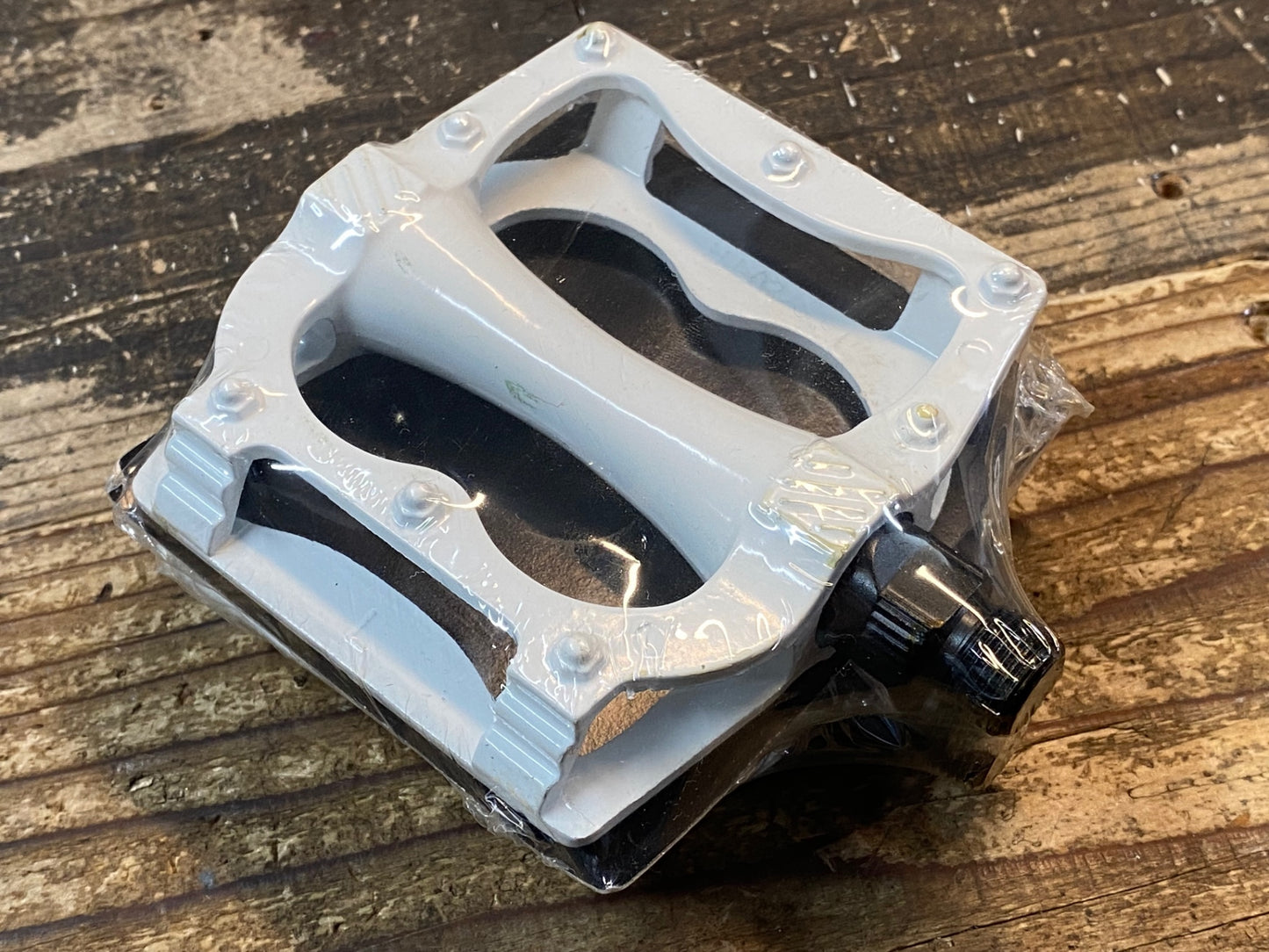 IW263 TXJ Sports フラットペダル 白