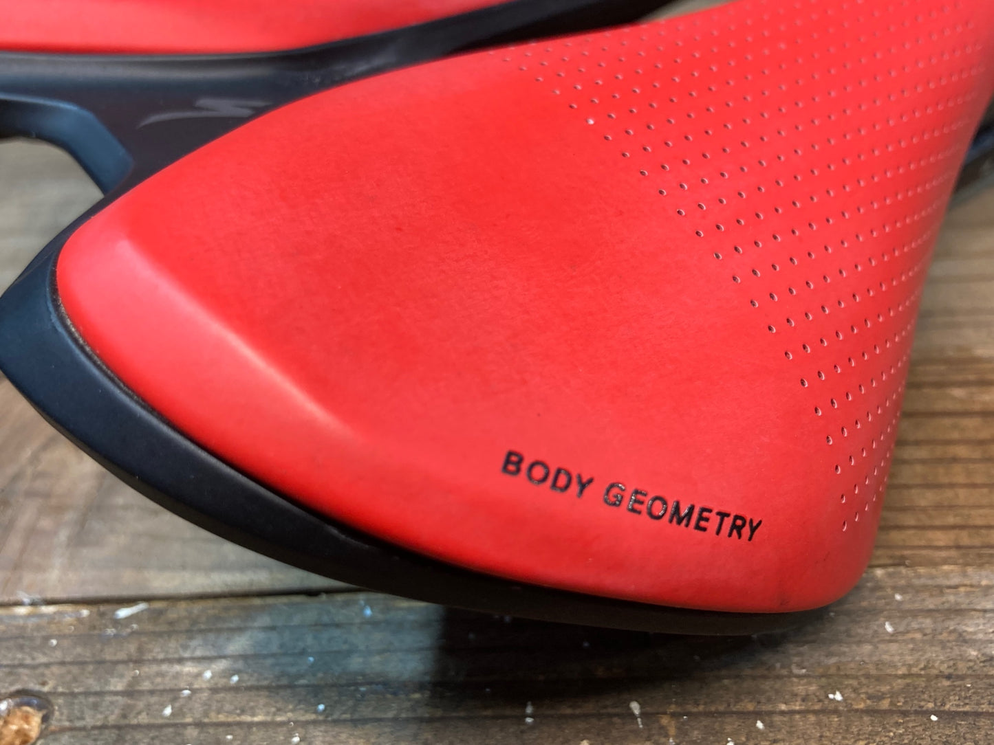 IN835 スペシャライズド SPECIALIZED ROMIN EVO カーボンレール サドル 143mm 赤