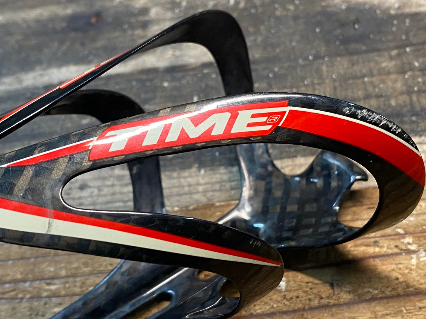 IS495 タイム TIME カーボン ボトルケージ 赤黒