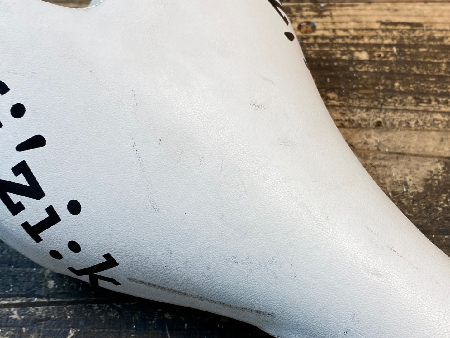 IX446 フィジーク fizik アリアンテ ALIANTE サドル カーボンレール 白