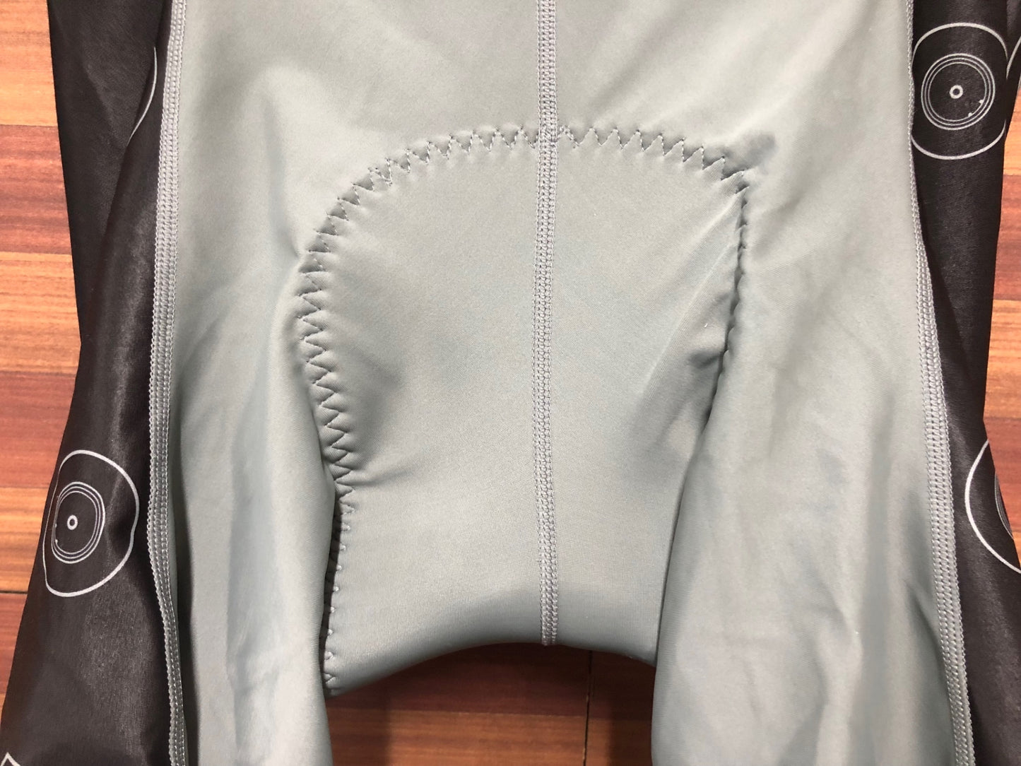 IT019 ウェイブワン WAVE ONE レーサーパンツ 黒 グレー L ガールズ＆パンツァー 痛ジャージ