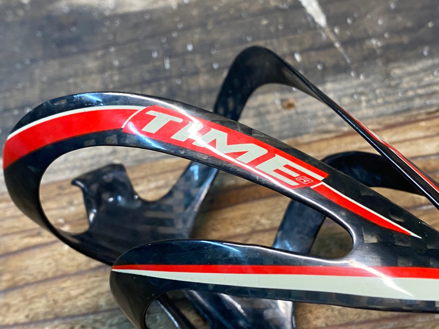 IS495 タイム TIME カーボン ボトルケージ 赤黒