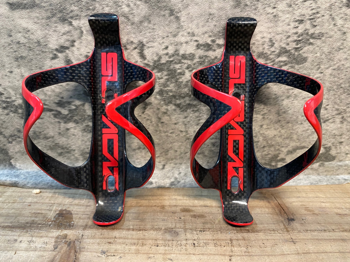 IT152 スパカズ SUPACAZ FLY CAGE カーボン ボトルケージ 2個セット 赤