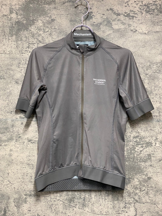 JC399 パスノーマルスタジオ Pas Normal Studios | Men's Mechanism Jersey 半袖 サイクルジャージ ミディアムグレー M