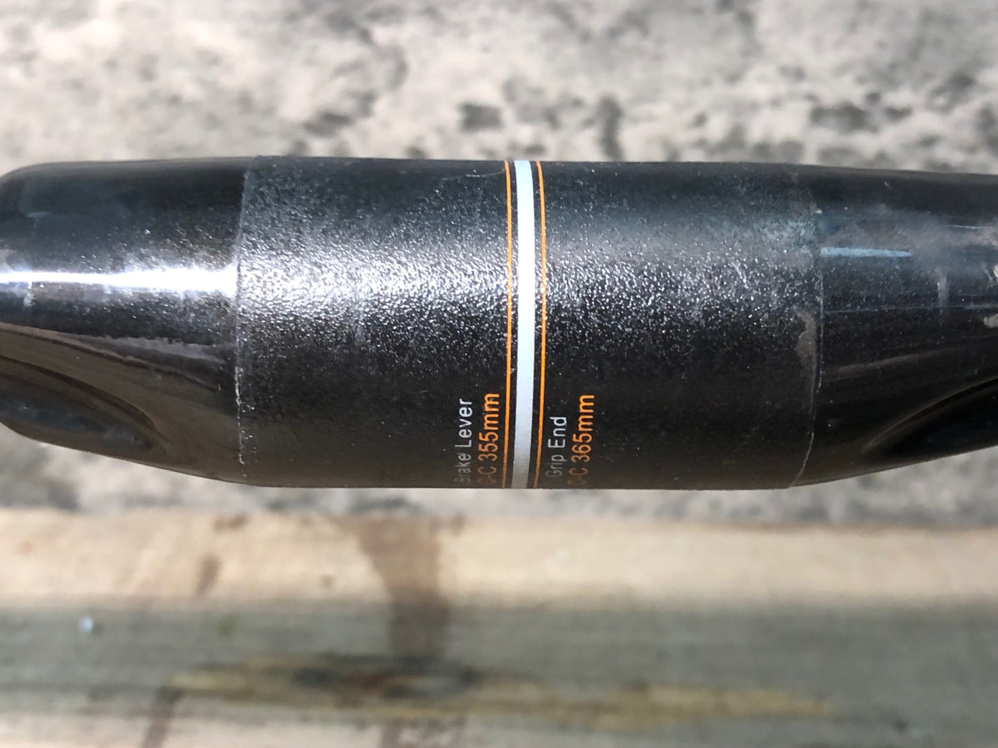 IZ230 ワンバイエス OnebyESU J-carbon Monroe カーボン ドロップハンドル ブラケットC-C365mm Φ31.8 ※凹み大、先端カットのためジャンク