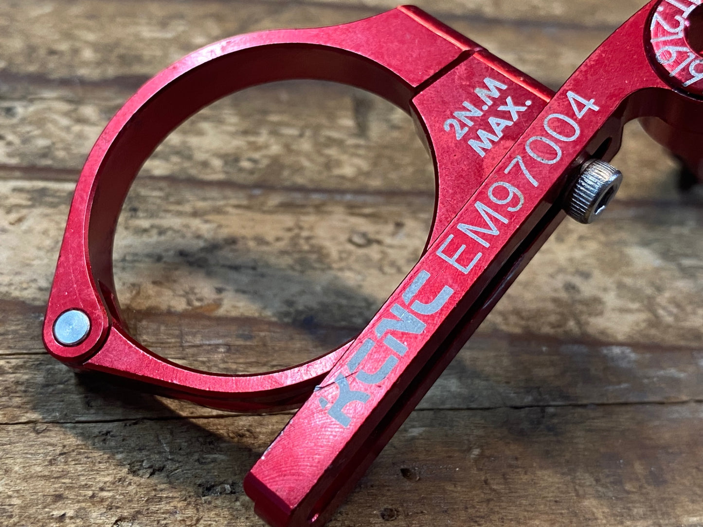 IS394 KCNC サイコンマウント 赤 GARMIN用 Φ31.8