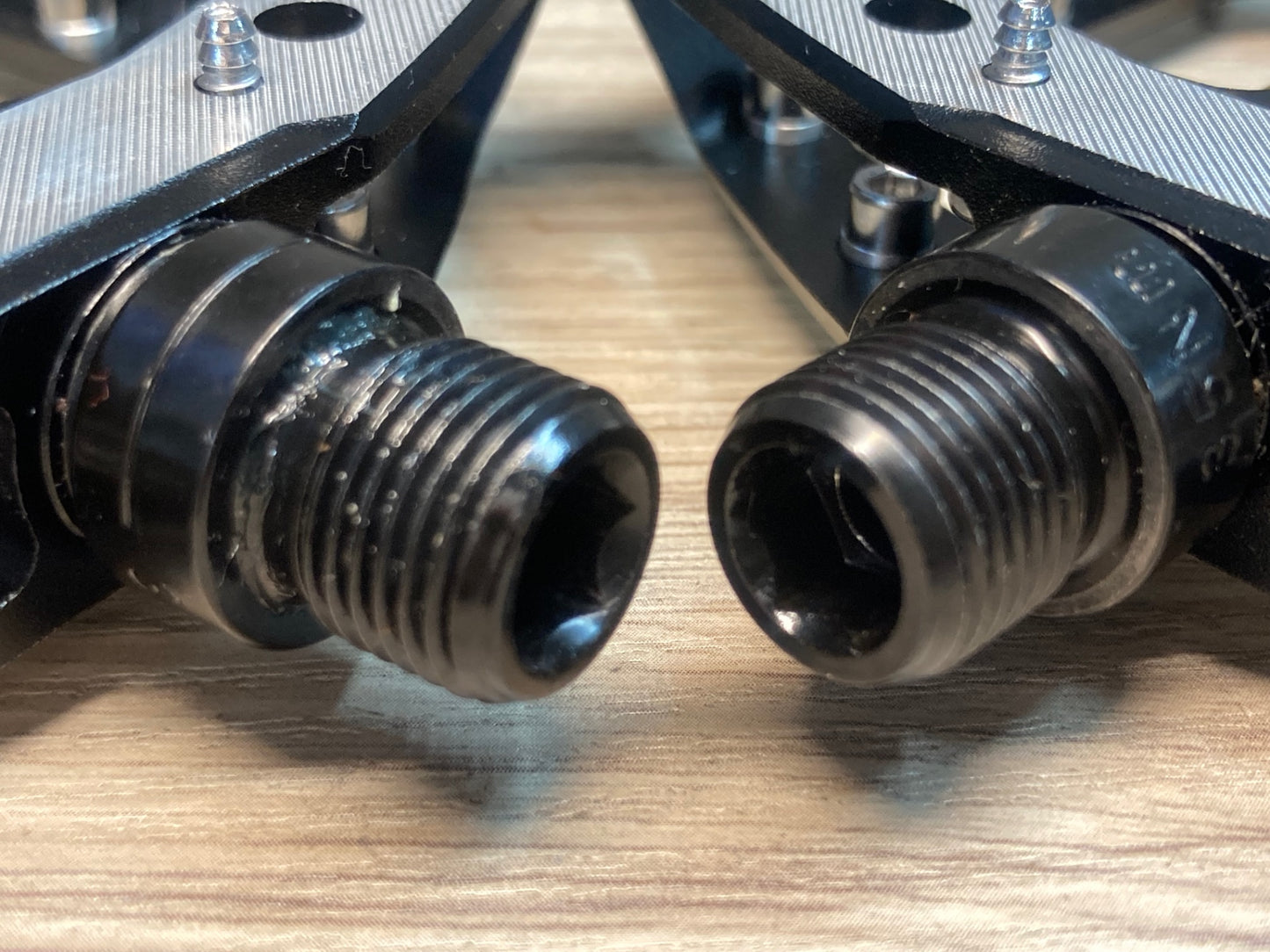 IX277 トレック TREK LINE PRO フラットペダル 黒 シルバー