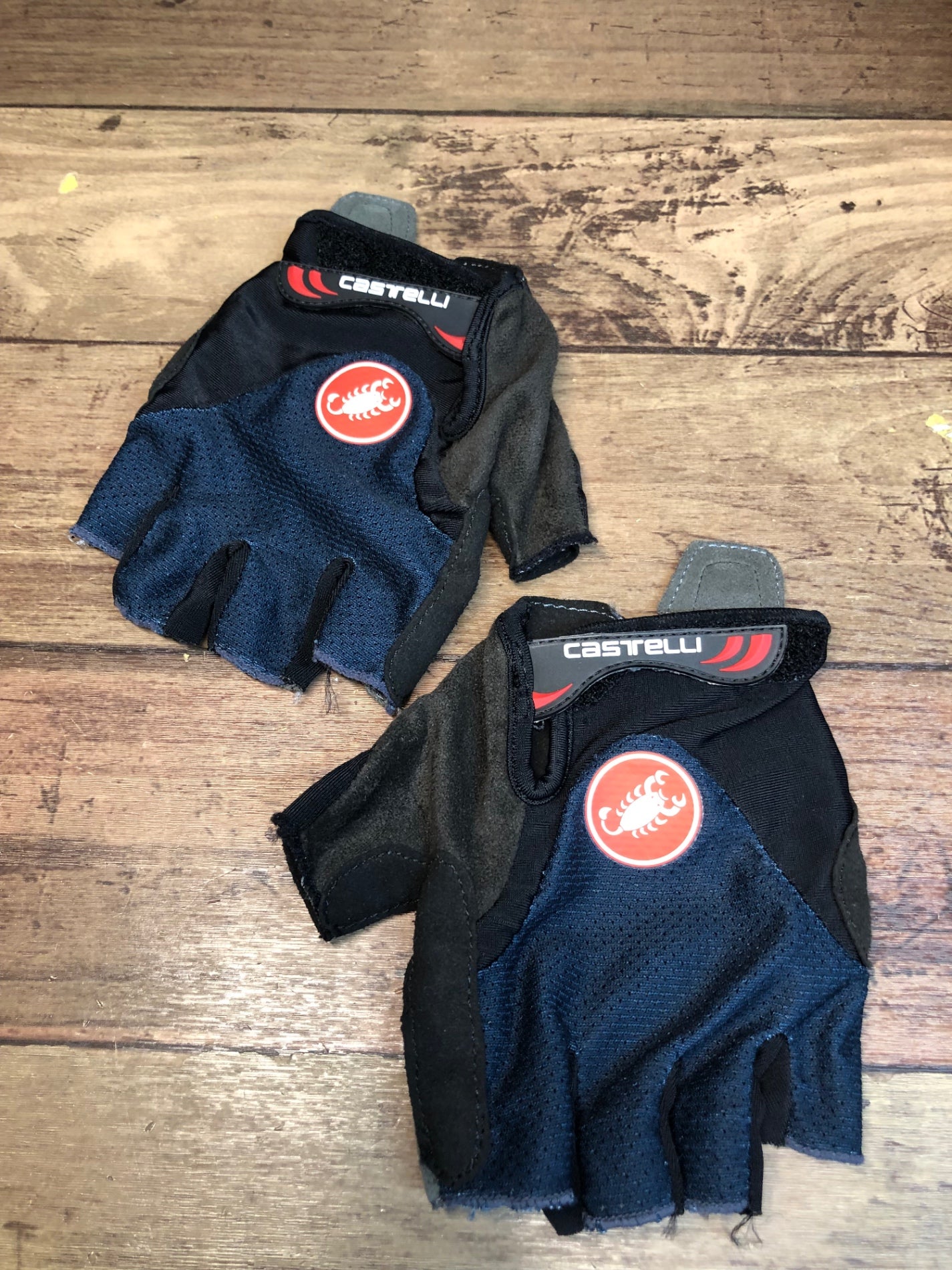 IL100 カステリ CASTELLI 指切 グローブ 黒 紺 M ※ほつれ