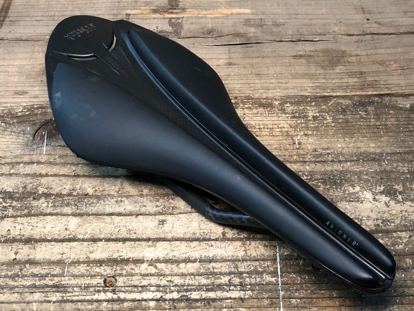 IZ081 フィジーク fizik ARIONE R1 VERSUS EVO サドル 黒 カーボンレール ※プレート欠品