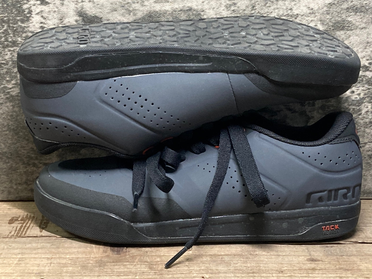 IT442 ジロ GIRO LATCH スニーカー グレー 黒 EU40