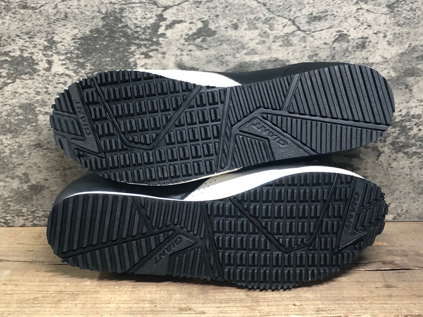 IV980 ジャイアント GIANT PRIME 2018 フラットシューズ 白黒 EU44