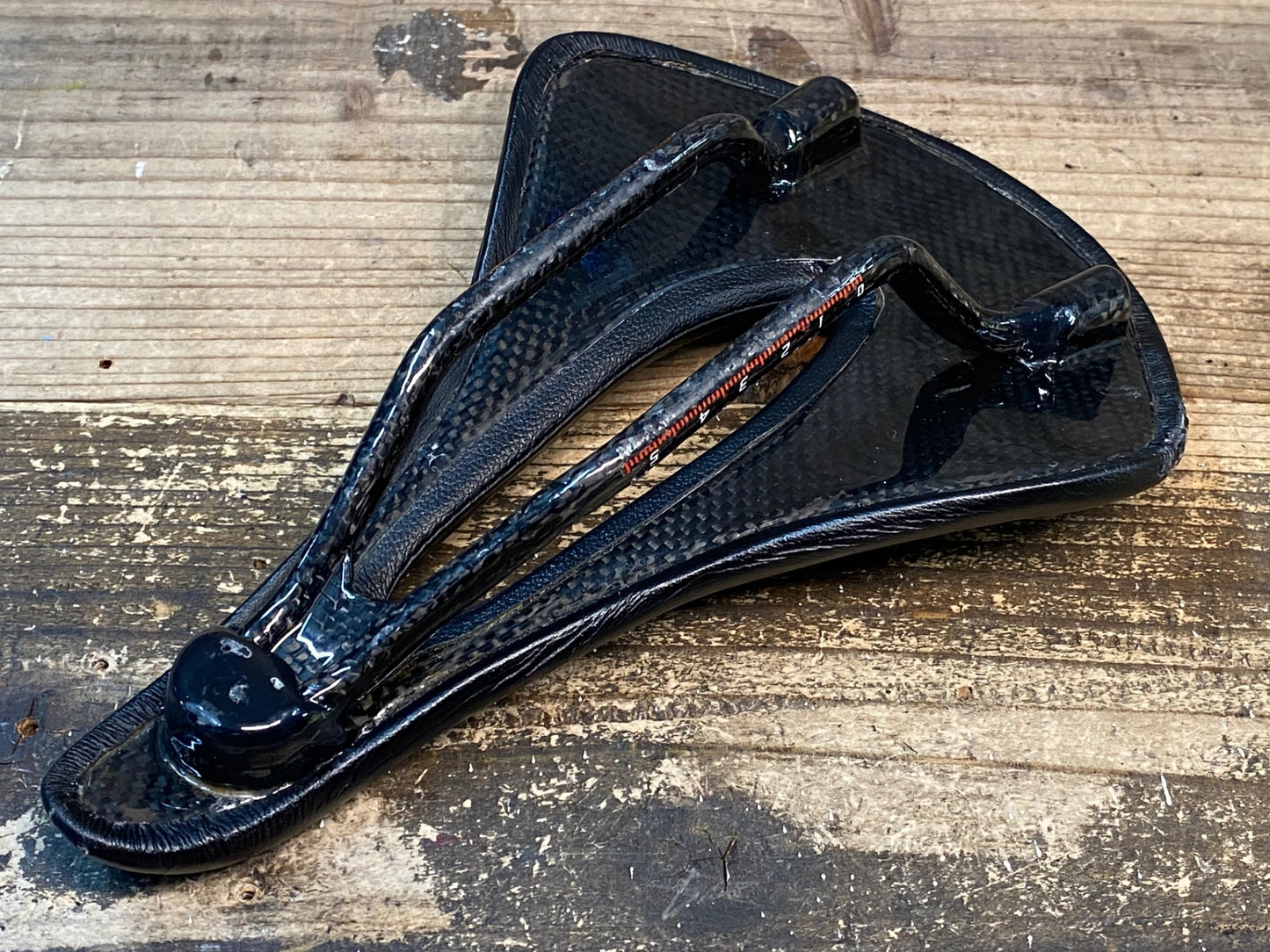 IY274 TNi ライトフライ LiteFly サドル 黒 カーボンレール