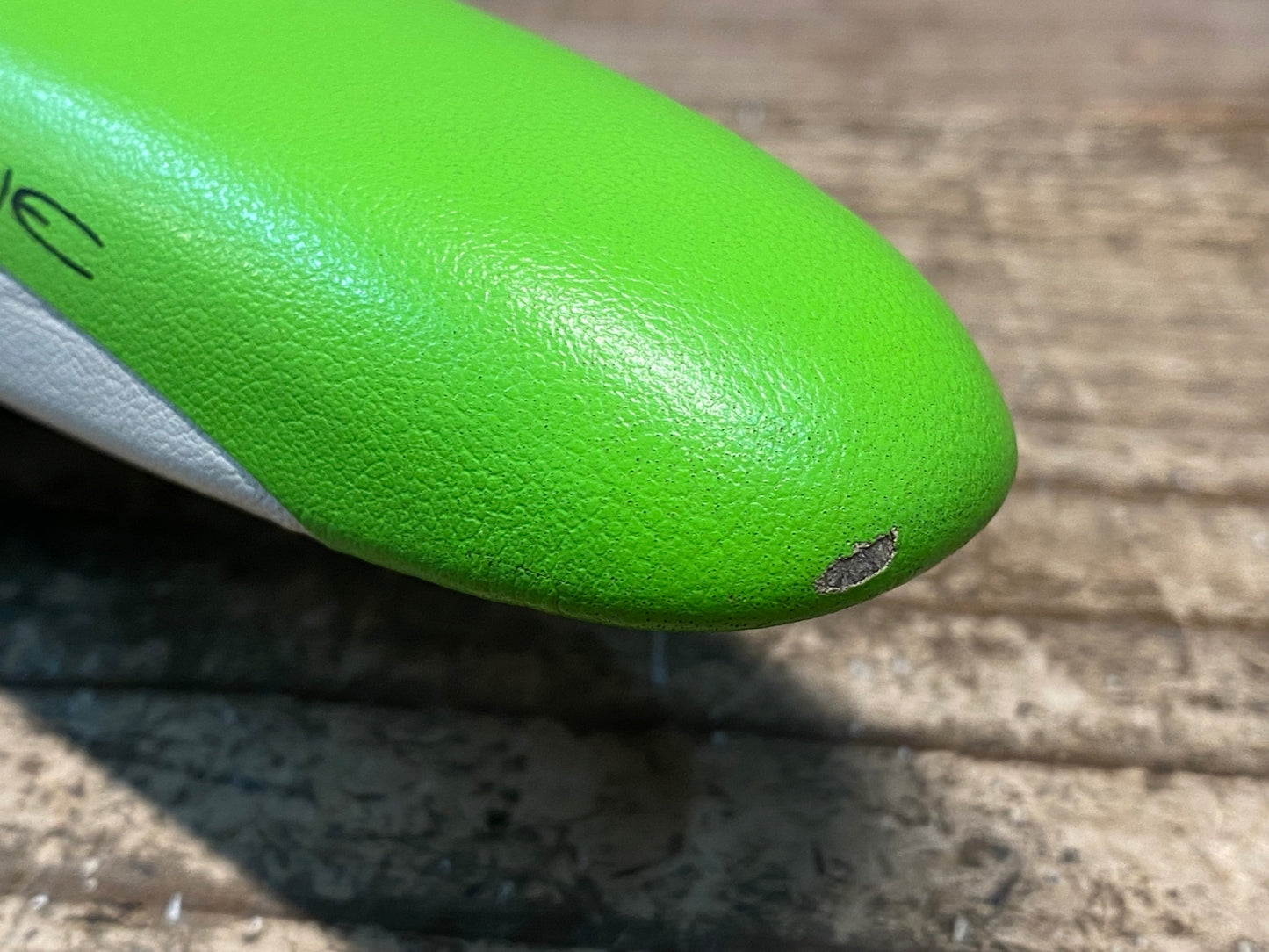 IT556 フィジーク fizik アリオネ ARIONE R3 白緑 kiumレール 破れ 125mm