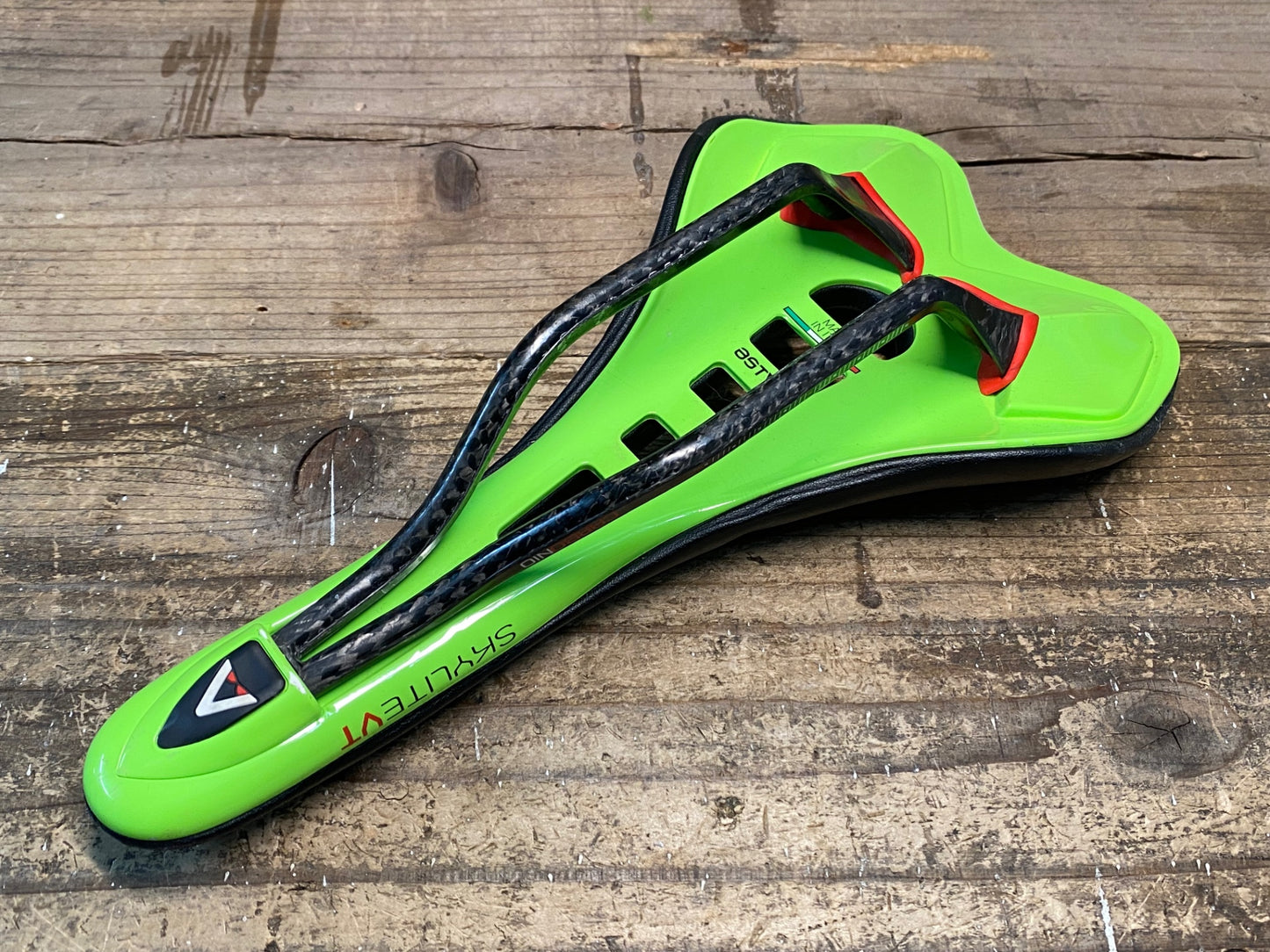 IY062 アスチュート ASTUTE SKYLITE VT サドル 黒 緑 138mm CARBONIOレール