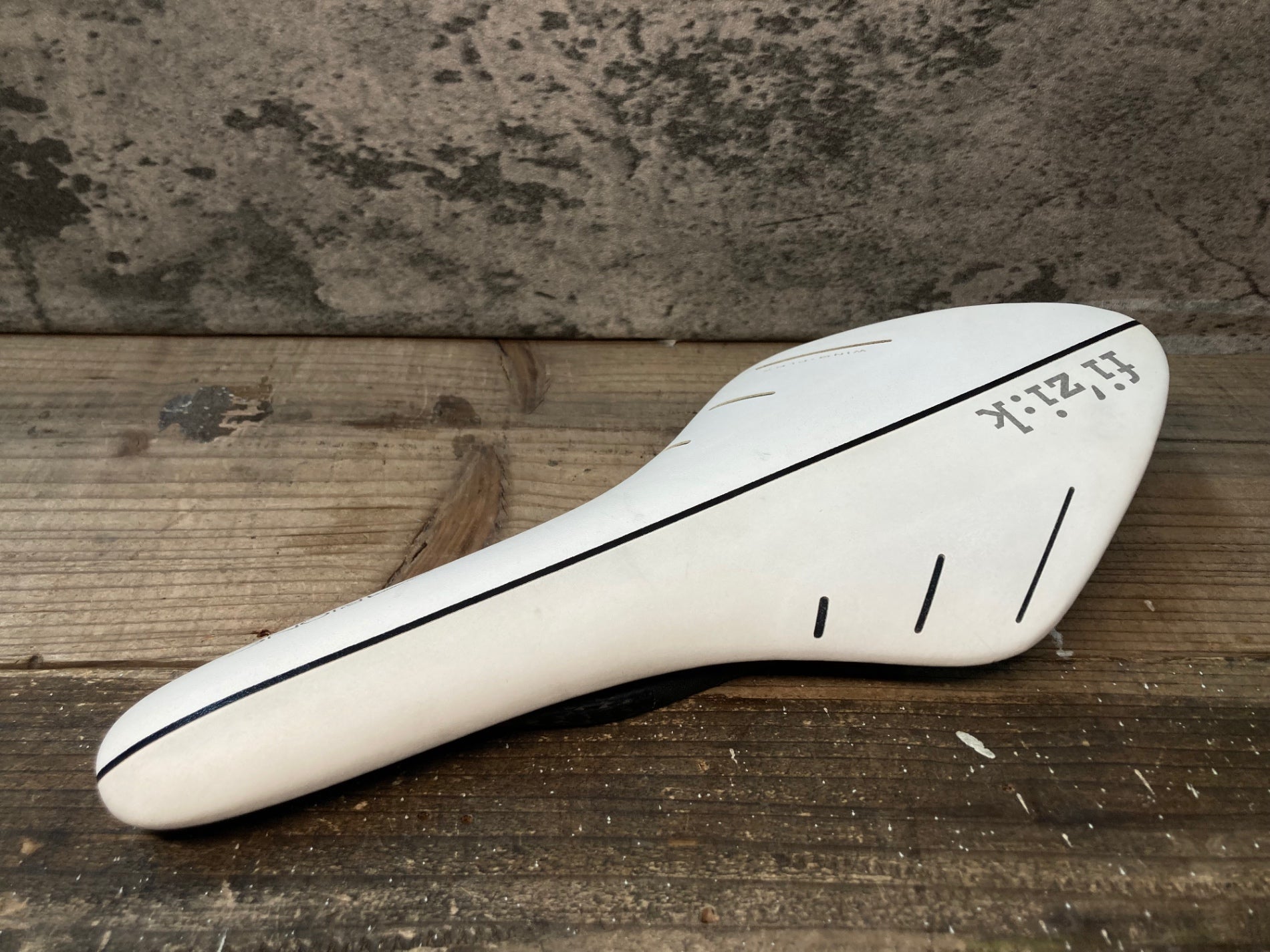 IM401 フィジーク fizik アリオネ Arione 00 サドル 白 MOBIUS