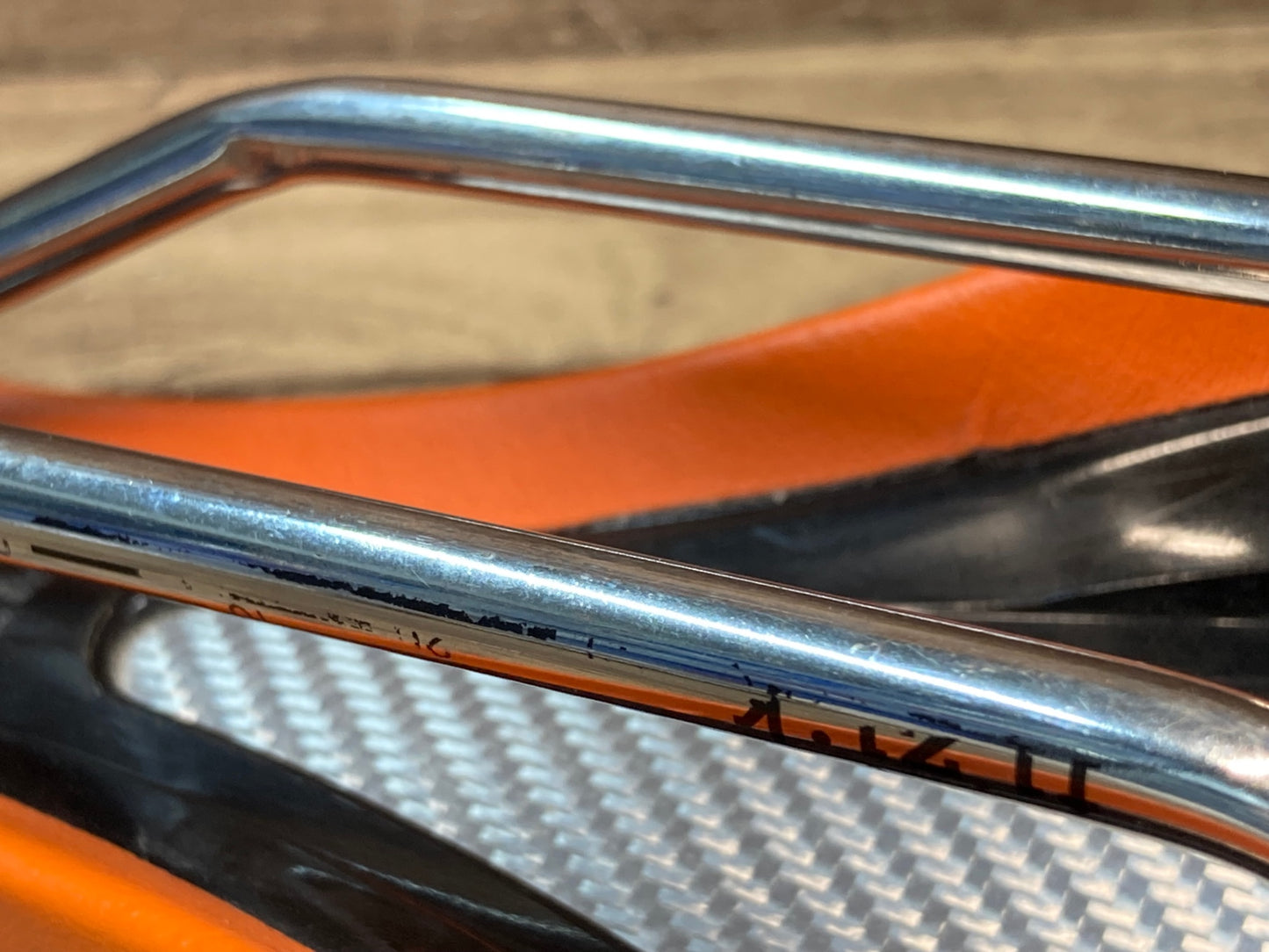 IL834 フィジーク fizik ALIANTE δ R3 サドル オレンジ TEST kium レール