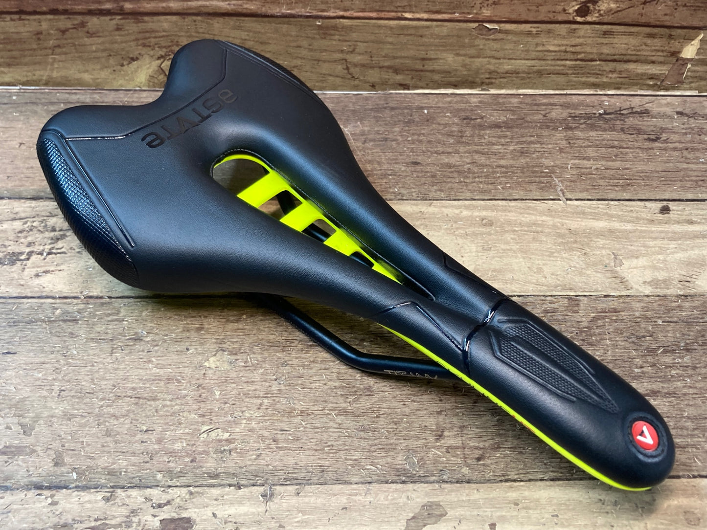 IN062 アスチュート ASTVTE スカイライン SKYLINE VT サドル 黒緑 136mm TITANVレール