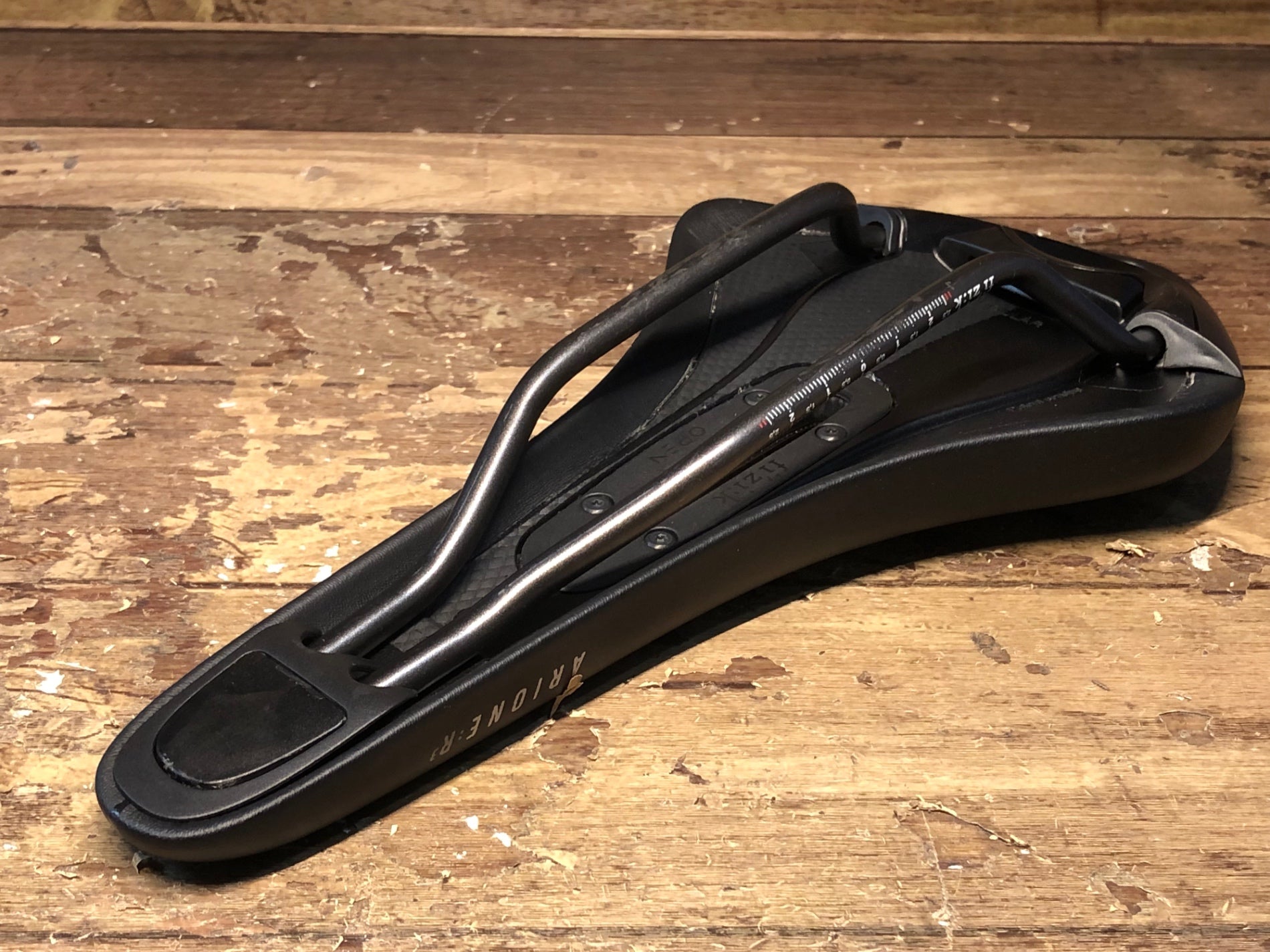 フィジーク ARIONE サドル KIUM  黒 fizik ( フィジーク ) サドル ARIONE ( アリオネ ) K:IUMレール