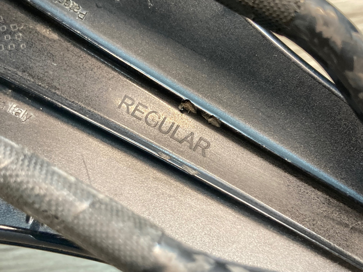 IX301 フィジーク fizik アリオネ ARIONE R1 VERSUS EVO サドル 黒 REGULARサイズ BRAIDED カーボンレール ※プレート欠品