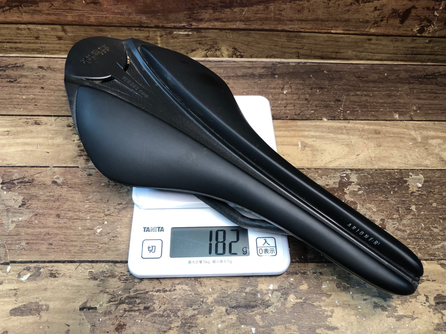 II002 フィジーク fizik アリオネ ARIONE R1 VERSUS EVO サドル 黒 BRAIDED カーボンレール