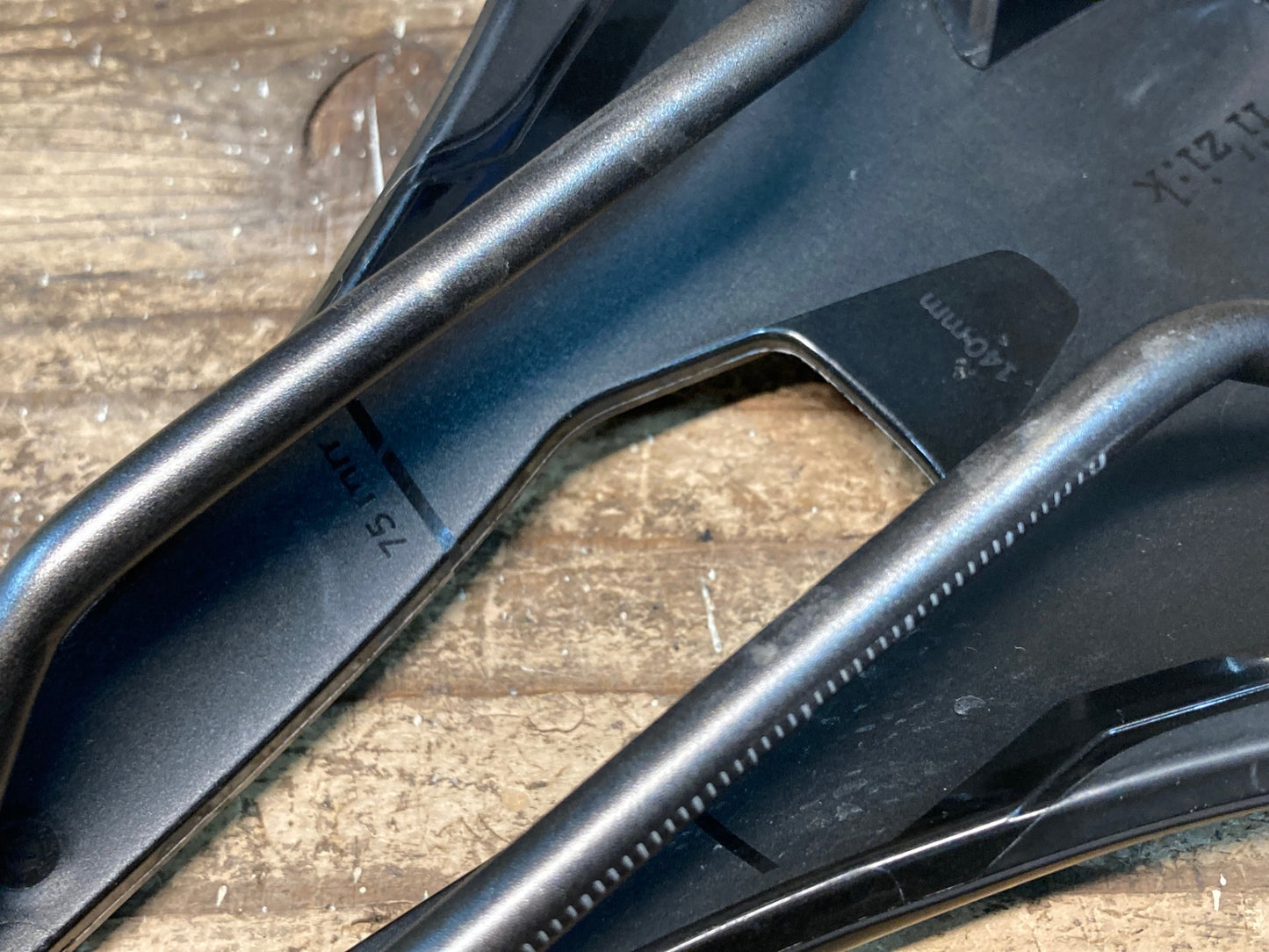 IY466 フィジーク fizik アルゴ ARGO VENTO R3 サドル 140mm kiumレール