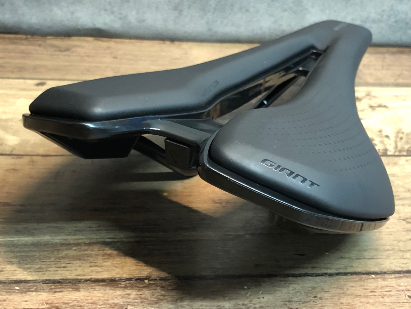 IQ960 ジャイアント GIANT APPROACH サドル 黒 スチールレール