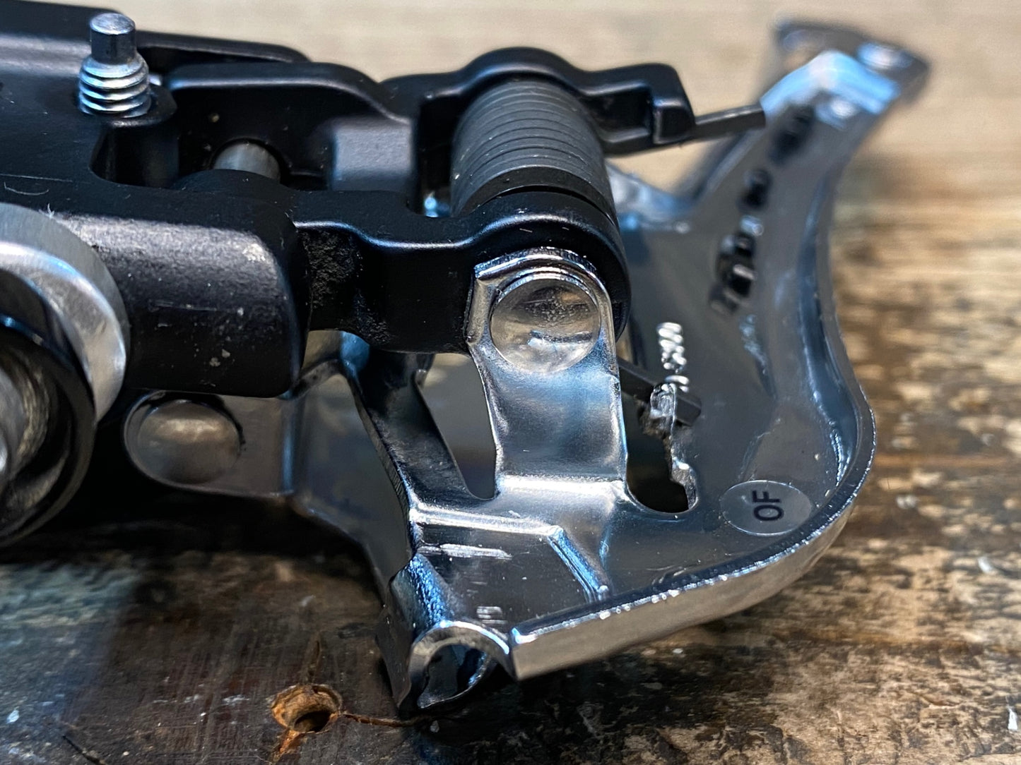 IZ547 シマノ SHIMANO 105 FD-5800 フロントディレイラー 直付 ※ワイヤー固定ボルト欠品