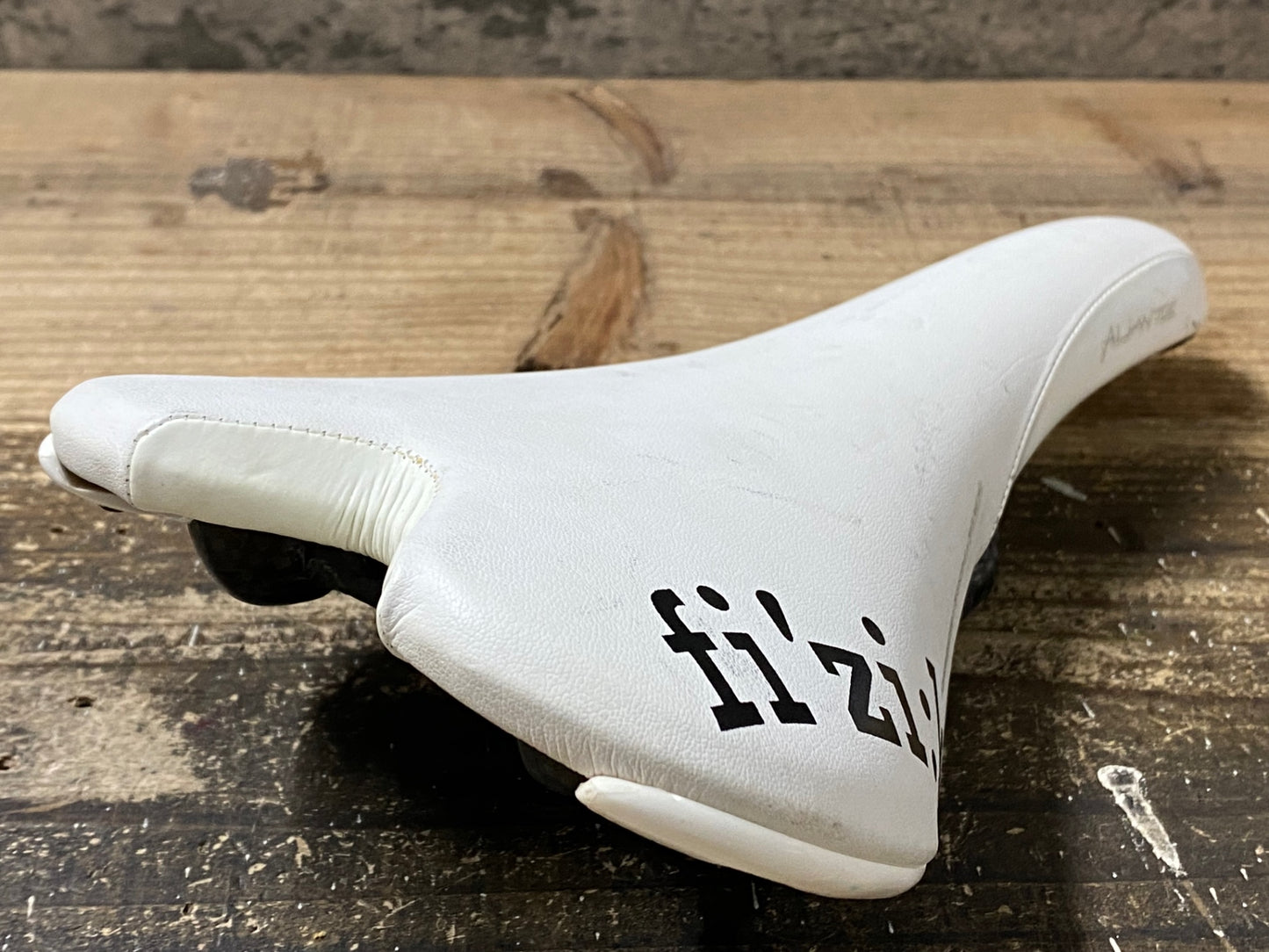 IX446 フィジーク fizik アリアンテ ALIANTE サドル カーボンレール 白