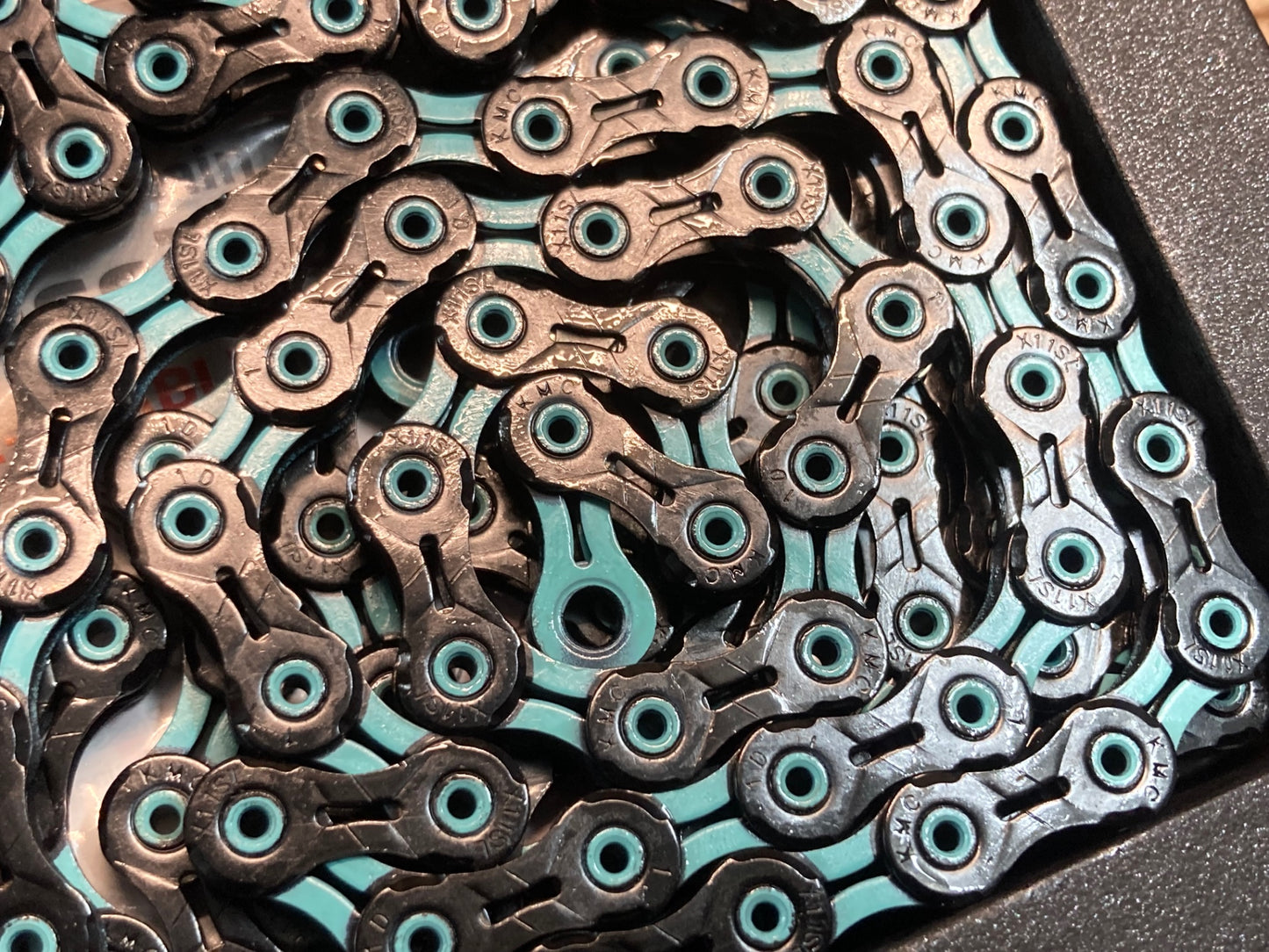 IR667 KMC DLC11 チェーン 11S 118L  黒 チェレステ ミッシングリンク