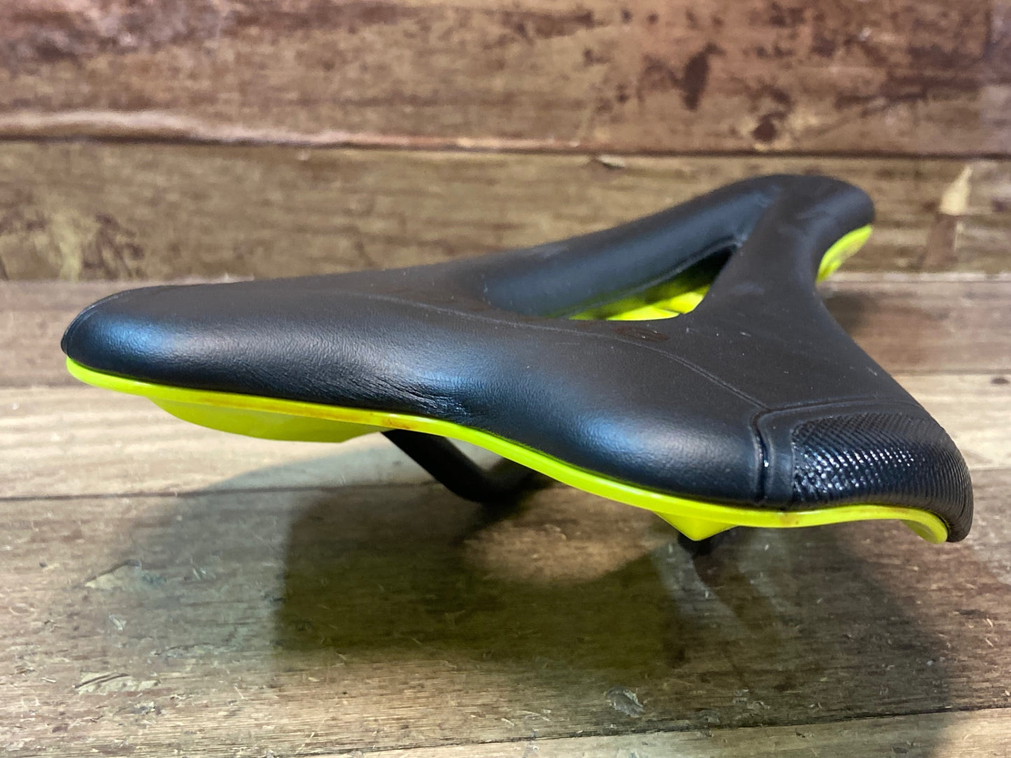 IN062 アスチュート ASTVTE スカイライン SKYLINE VT サドル 黒緑 136mm TITANVレール