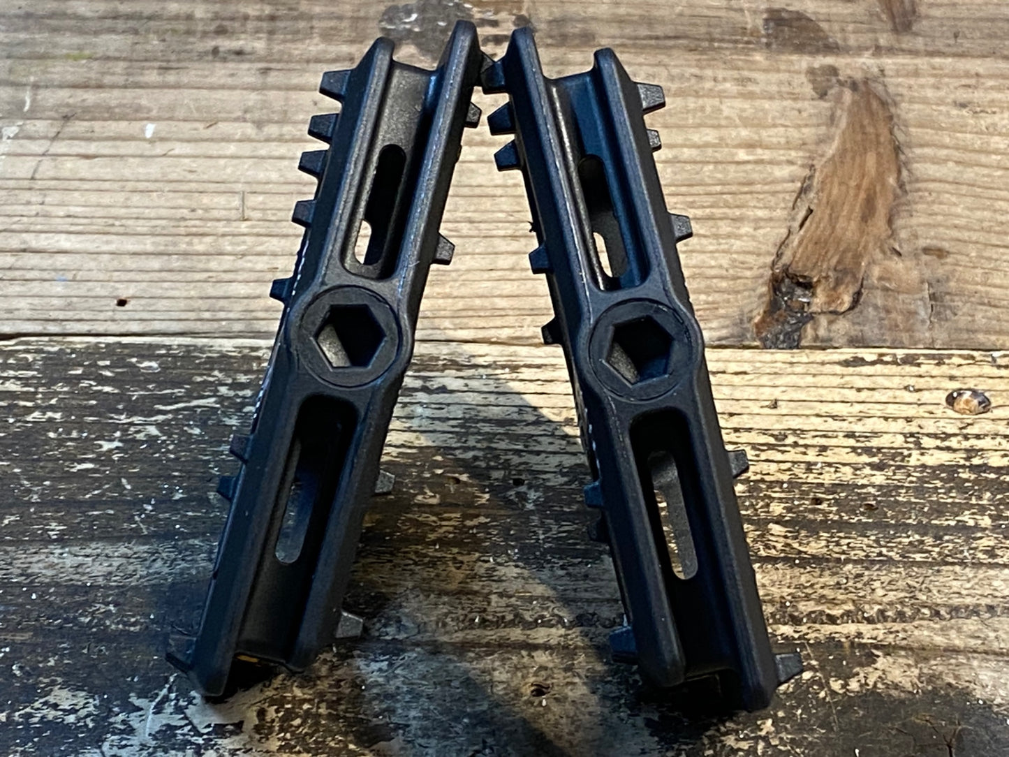 IV845 ジャイアント GIANT SHREDDER FLAT PEDAL フラットペダル 黒