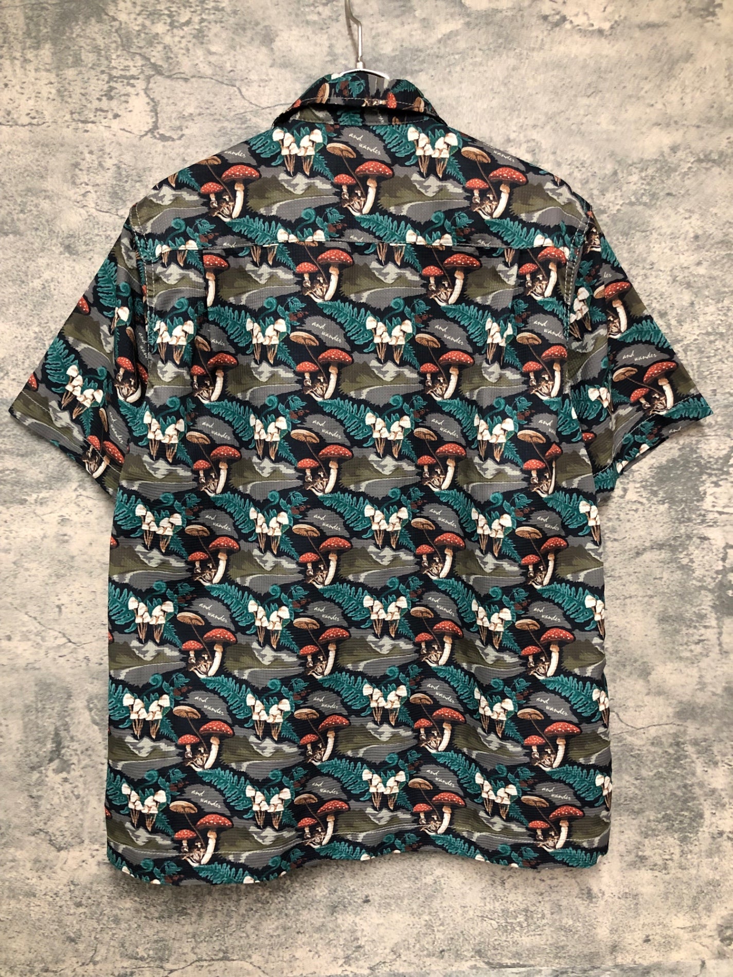 IY018 アンドワンダー and wander 半袖 ドライ アロハシャツ グレー 緑 総柄 S-M相当