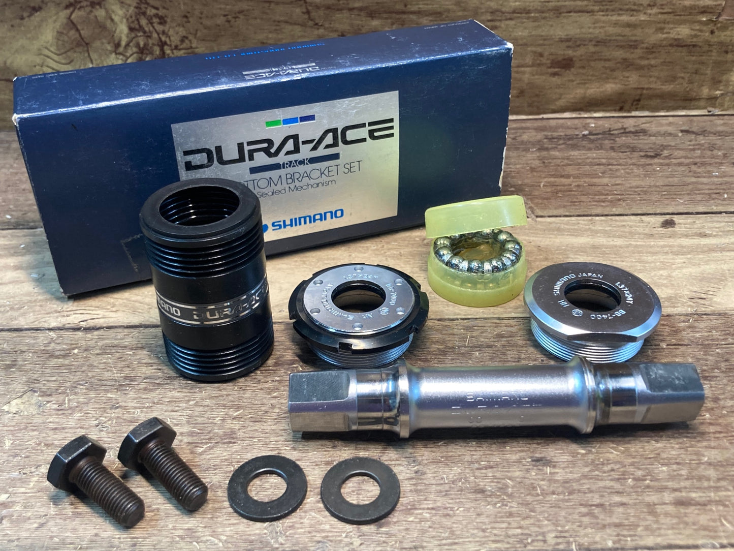 IJ102 シマノ SHIMANO デュラエース DURA-ACE BB-7400 ボトムブラケット スクエアテーパー JIS 未使用品