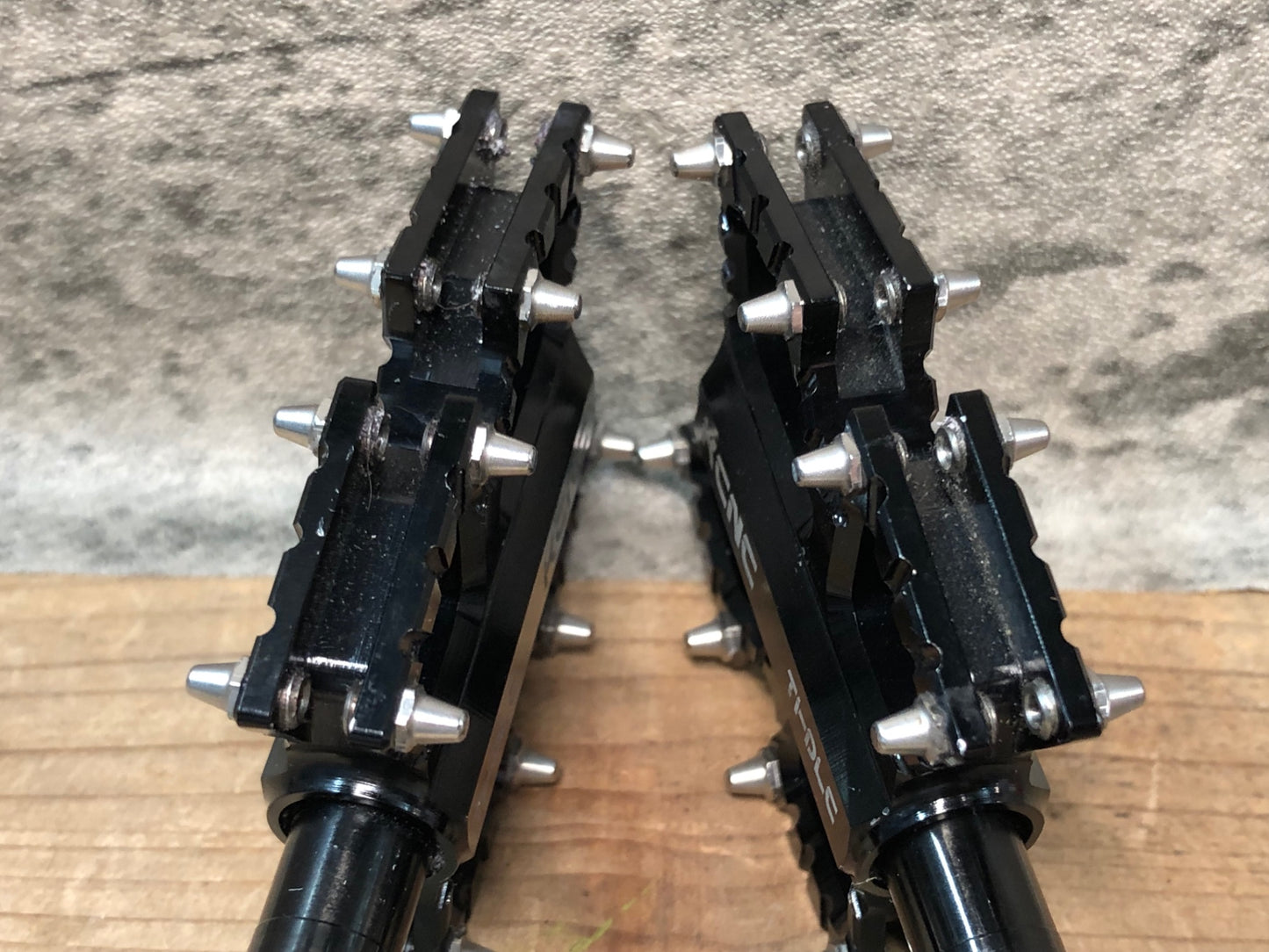 IS081 KCNC KYREX フラットペダル 黒 TI/DLC