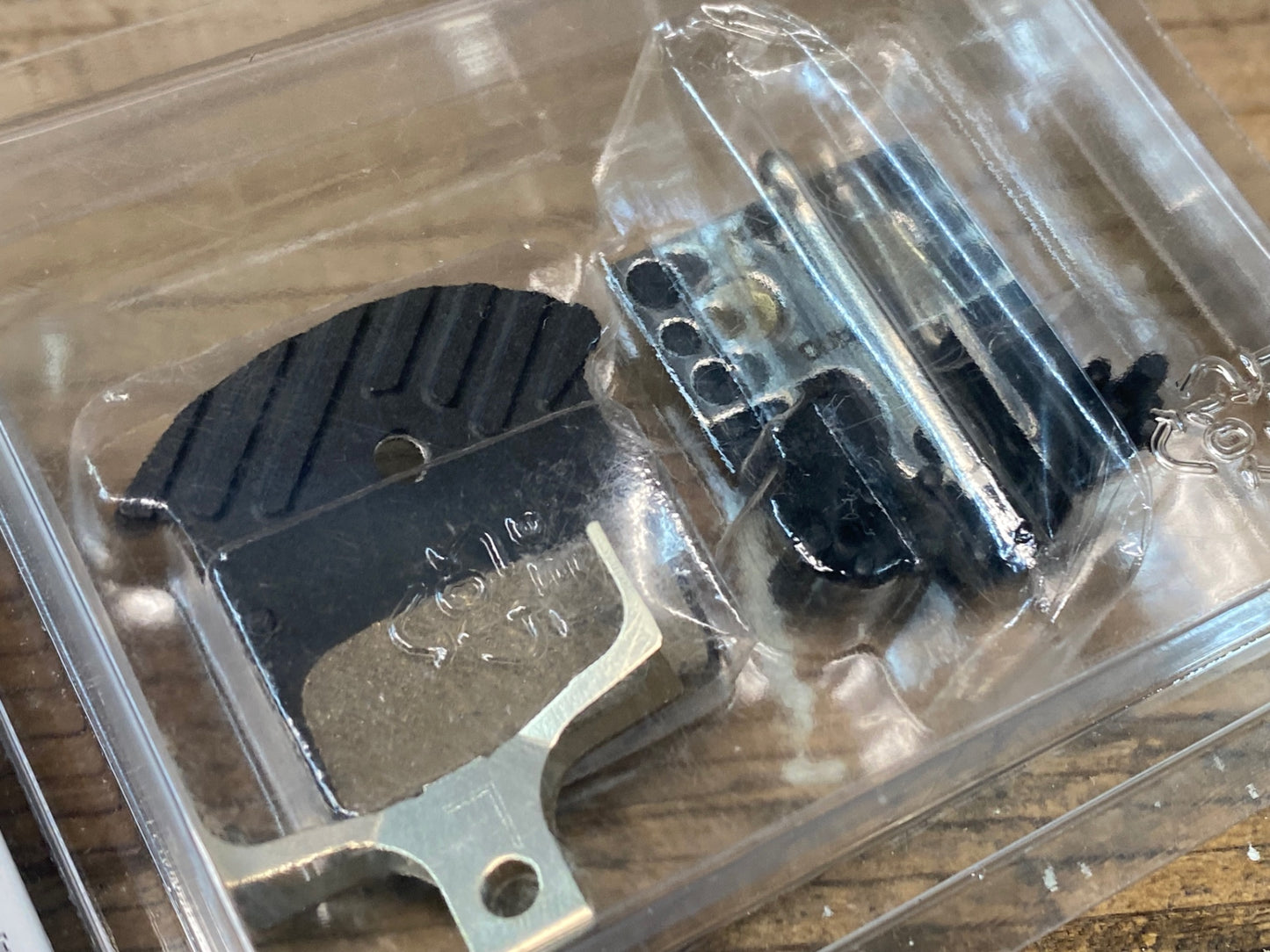 IQ967 シマノ SHIMANO J04C ディスクブレーキパッド メタル フィン付き セット 未使用