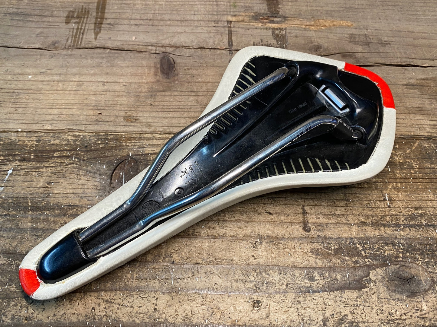 IX709 フィジーク fizik アリオネ ARIONE R3 サドル 白赤 kium レール